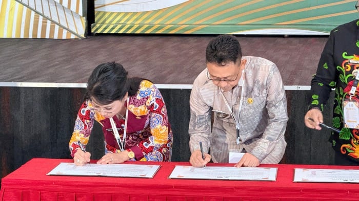 TANDA TANGAN: Wali Kota Singkawang Tjhai Chui Mie menandatangani Komitmen Manajemen Talenta ASN bersama Kepala BKN di Pendopo Gubernur Kalbar.