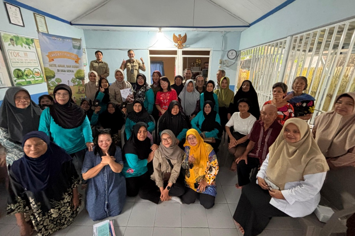 Tim SDGs bersama peserta Sekolah Lansia Beringin Mandiri.