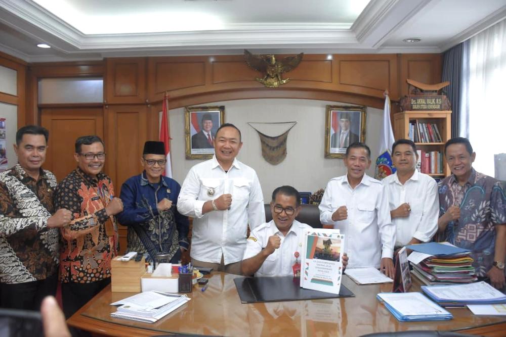 Dokumen usulan pembentukan tiga Daerah Otonomi Baru (DOB) di Kabupaten Ketapang diserahkan kepada Kementerian Dalam Negeri (Kemendagri), Selasa (3/12).
