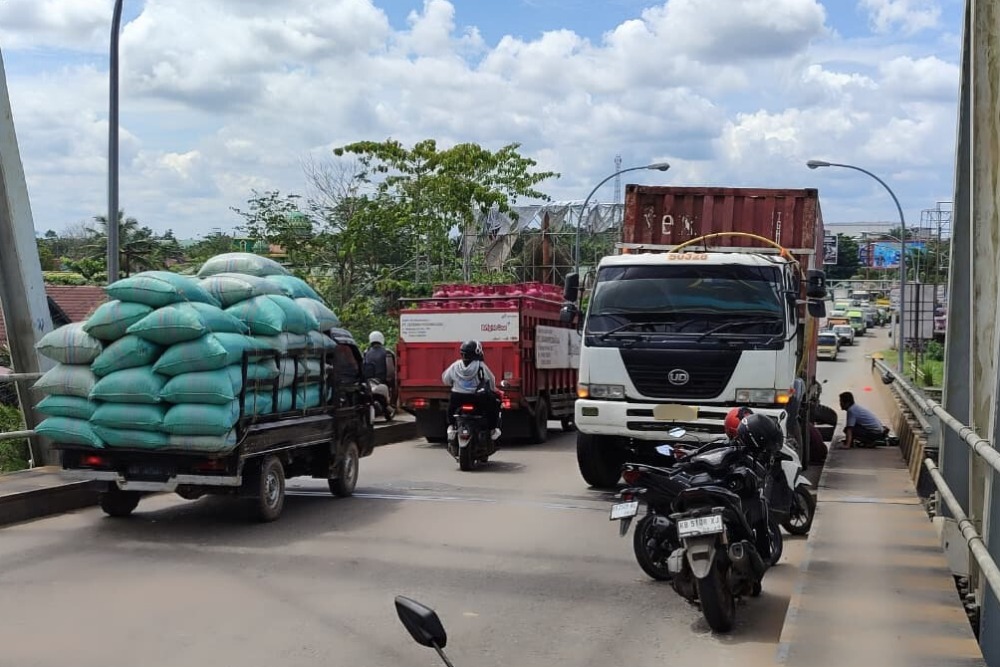 Macet parah di jembatan Kapuas 2 pada Kamis (4/12).