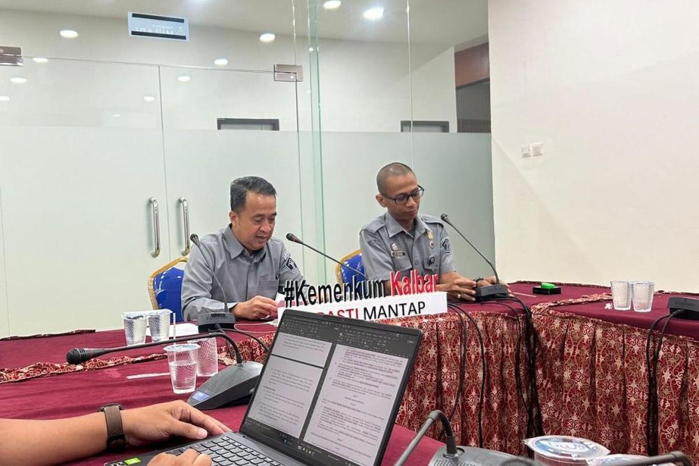 Kanwil Kemenkum Kalbar menggelar rapat harmonisasi Raperbup Melawai pada Selasa (2/12).