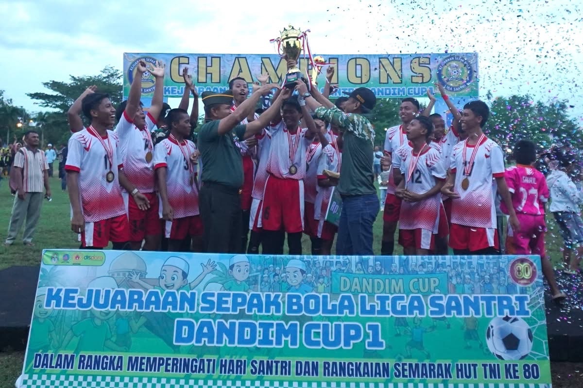 JUARA : Ketua DPRD Ketapang, Achmad Sholeh, dan Dandim 1203 Ketapang, Letkol Inf. Abu Hanifah, menyerahkan piala kepada tim Ponpes Da