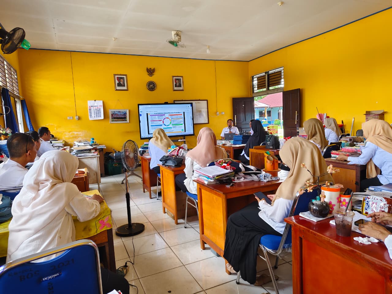 Seluruh guru ikuti pelatihan dalam pembelajaran di era digital di SMP N 1 Teluk Keramat.