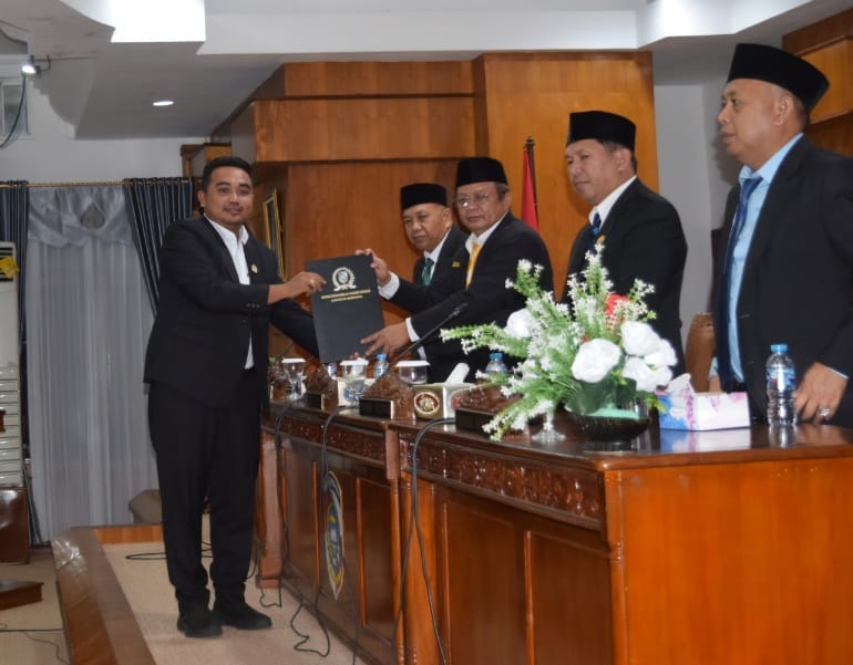SERAHKAN: Jubir Fraksi PAN menyerahkan pandangan akhir kepada Ketua DPRD Mempawah.