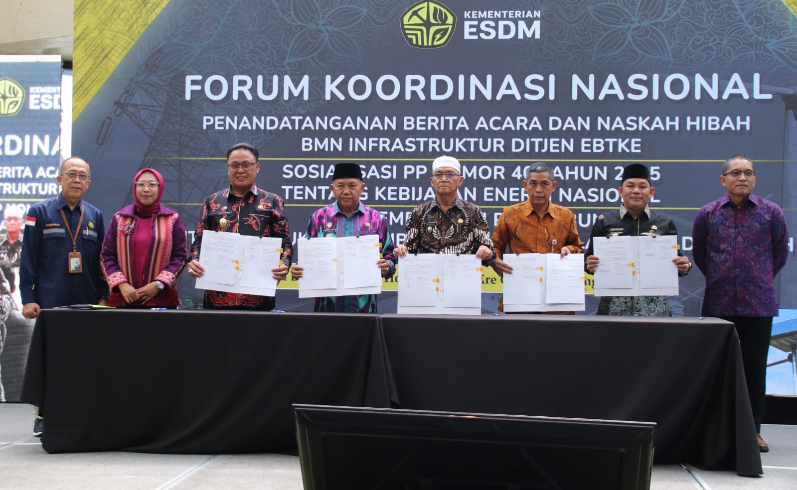 BAST: Wabup Mempawah menunjukkan Berita Acara Serah Terima (BAST) dan Naskah Hibah Barang Milik Negara (BMN) penerangan jalan umum tenaga surya.