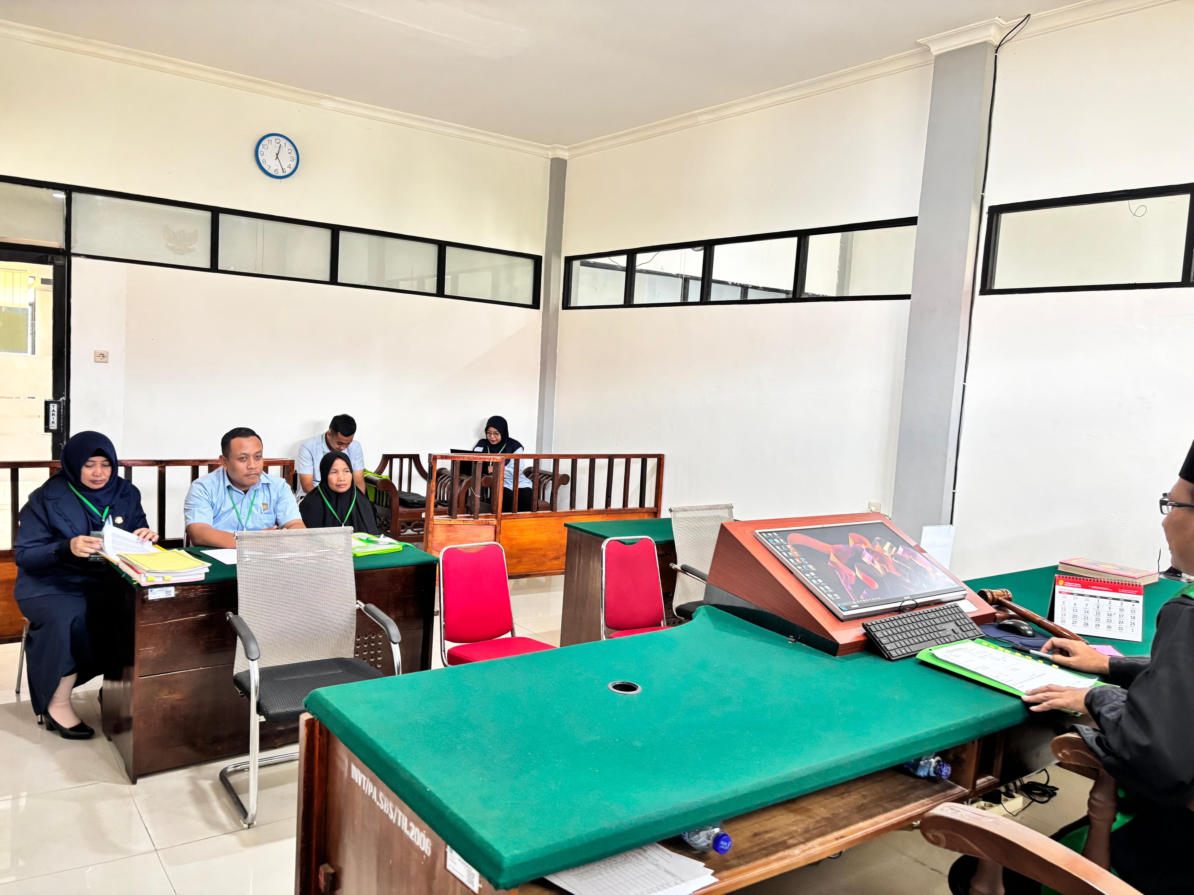 Suasana persidangan penetapan perwalian AZ di PA Sambas.