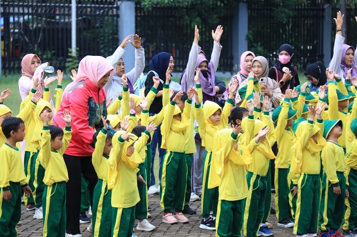 BERMAIN: Ketua DPD PP PAUD Provinsi Kalimantan Barat, Windy Prihastari dan anak-anak PAUD menikmati kegiatan Gebyar Anak.