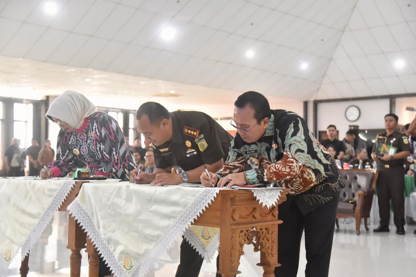 TANDA TANGAN: Bupati Kubu Raya Sujiwo saat penandatanganan nota kesepahaman tentang pidana kerja sosial antara kepala daerah se-Kalimantan Barat di Aula Utama Kejati Kalbar, Pontianak, Kamis (4/12).