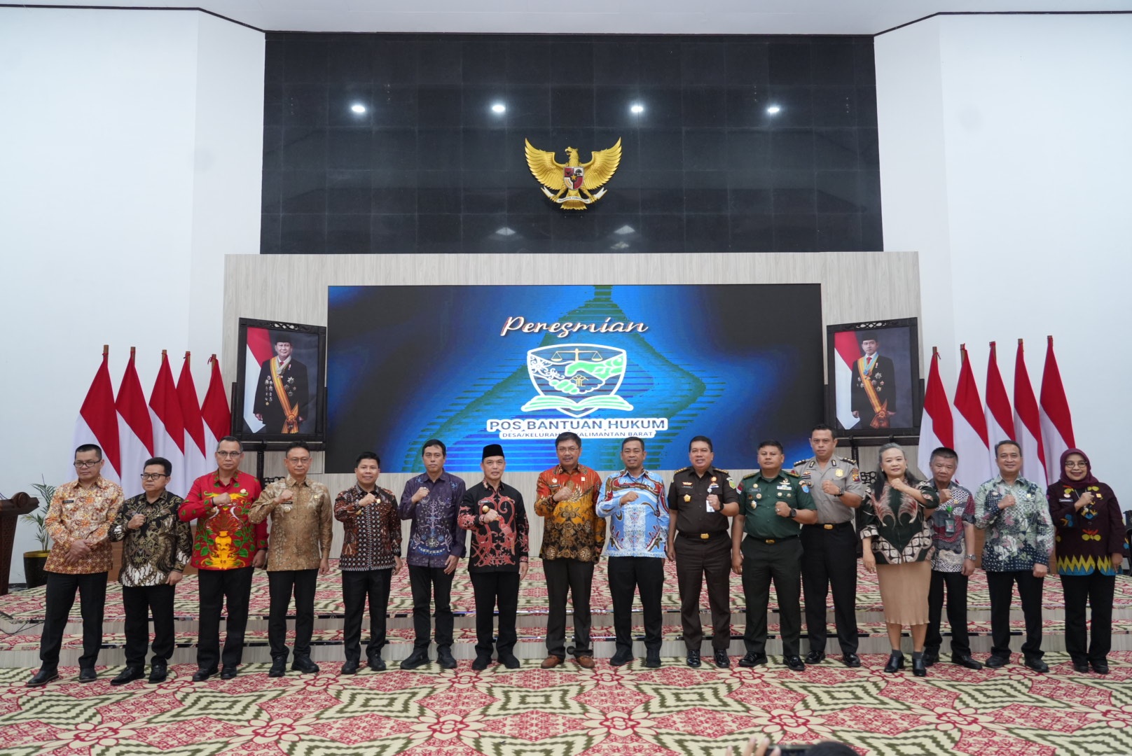 POSBAKUM: Foto bersama usai peresmian 2.145 Pos Bantuan Hukum (Posbakum) Desa dan Kelurahan se-Kalimantan Barat