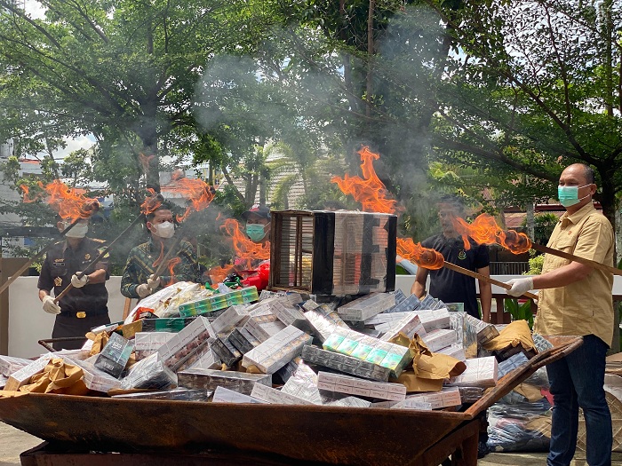 PEMUSNAHAN: Kegiatan pemusnahan barang ilegal yang dilakukan Kejari Pontianak, Kamis (4/12).