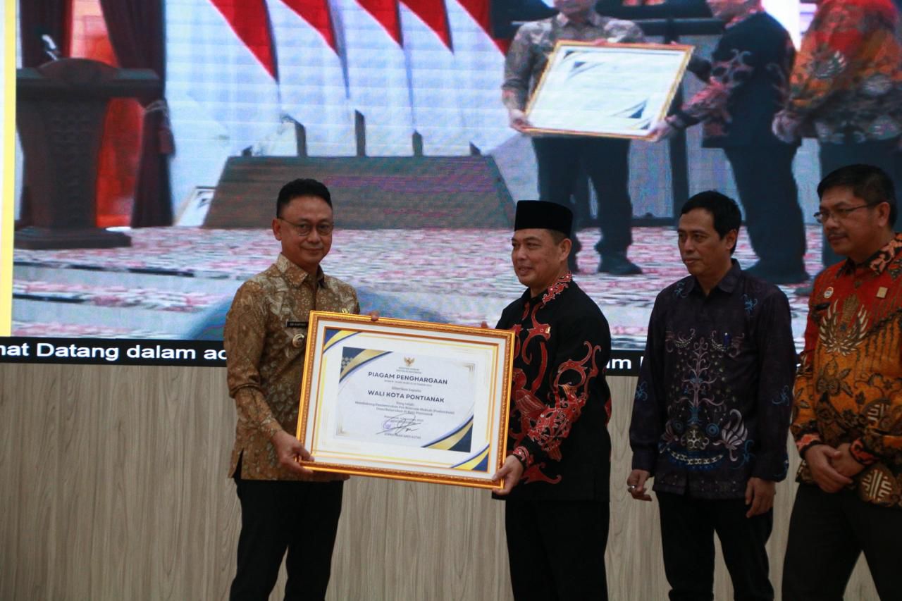 PENGHARGAAN: Wali Kota Pontianak Edi Rusdi Kamtono menerima piagam penghargaan atas dukungan pembentukan Posbakum di tingkat kelurahan.