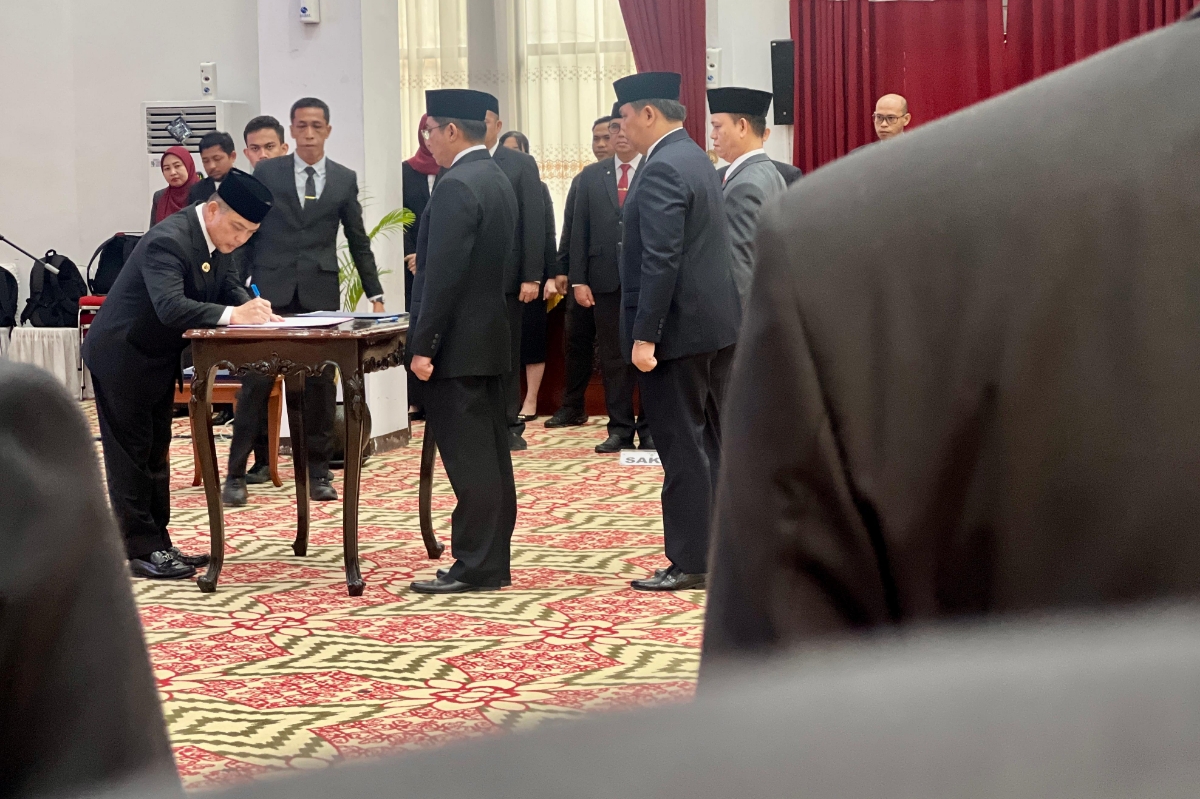 Pengambilan sumpah atau janji jabatan dan pelantikan pejabat pimpinan tinggi pratama di lingkungan Pemerintah Provinsi Kalimantan Barat di Balai Petitih Kantor Gubernur Kalbar, Jumat (5/12).