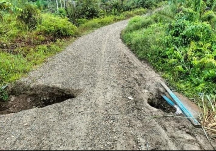 Jalan di Desa Beringin Kecamatan Hulu Gurung ini hampir putus dan perlu segera diperbaiki
