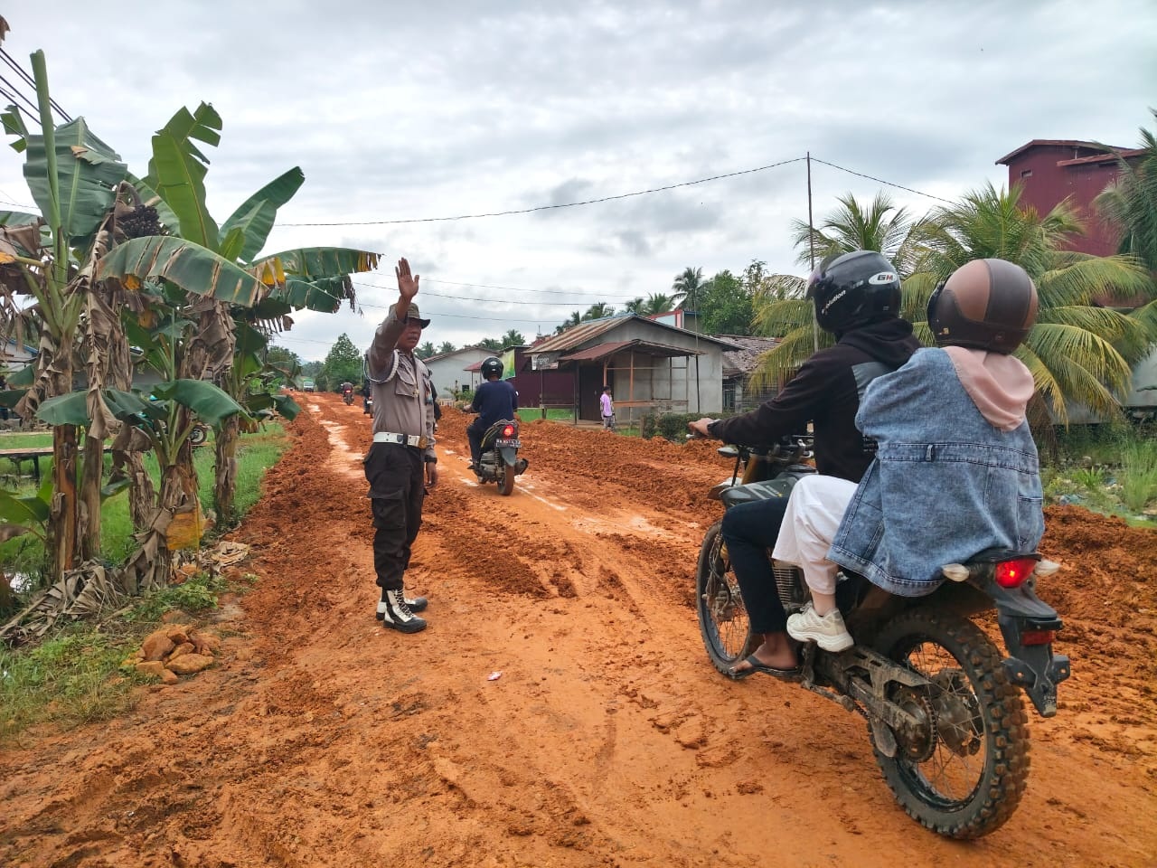 LALIN : Pengaturan lalu lintas (Lalin) di Jalan Rantau Panjang, Kecamatan Simpang Hilir.