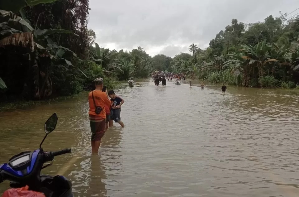 Sekitar 70 persen wilayah terdampak lainnya masih belum tersentuh akibat dari terputusnya jalur penghubung.