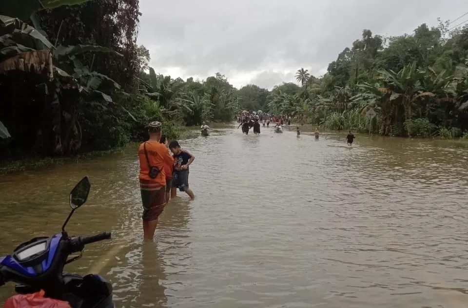 BANJIR : Kondisi banjir beberapa waktu lalu yang sempat menggenangi ruas jalan utama di Kecamatan Bedui pada Jumat (24/1).