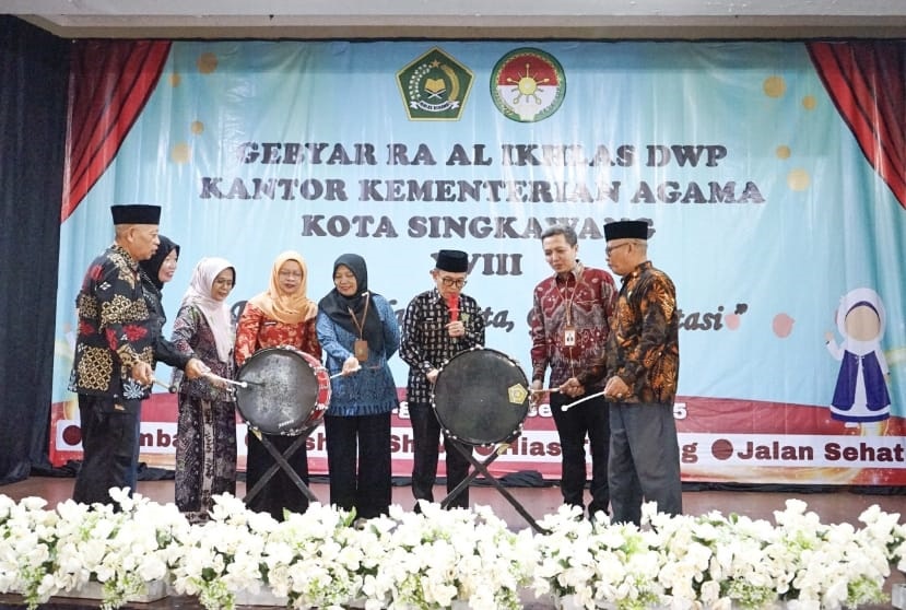 PEMBUKAAN: Kepala Kemenag Singkawang, H. Muhlis, membuka Gebyar RA Al Ikhlas XVII dengan memukul drum bersama jajaran tamu undangan.