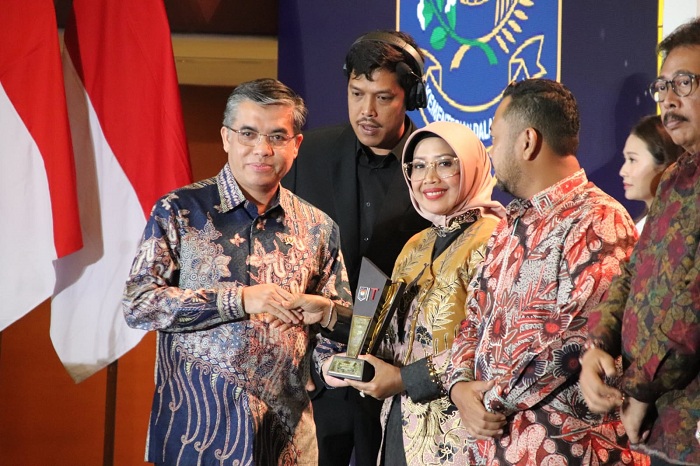 PENGHARGAAN: Bupati Mempawah, Dr. Hj. Erlina, S.H., M.H menerima Penghargaan Nasional Kategori Akselerasi Pelaksanaan Program Strategis Nasional.
