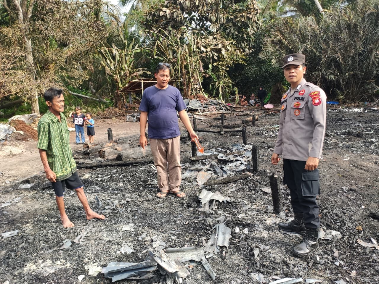 HABIS: kebakaran menghabiskan bangunan rumah milik Burhan.