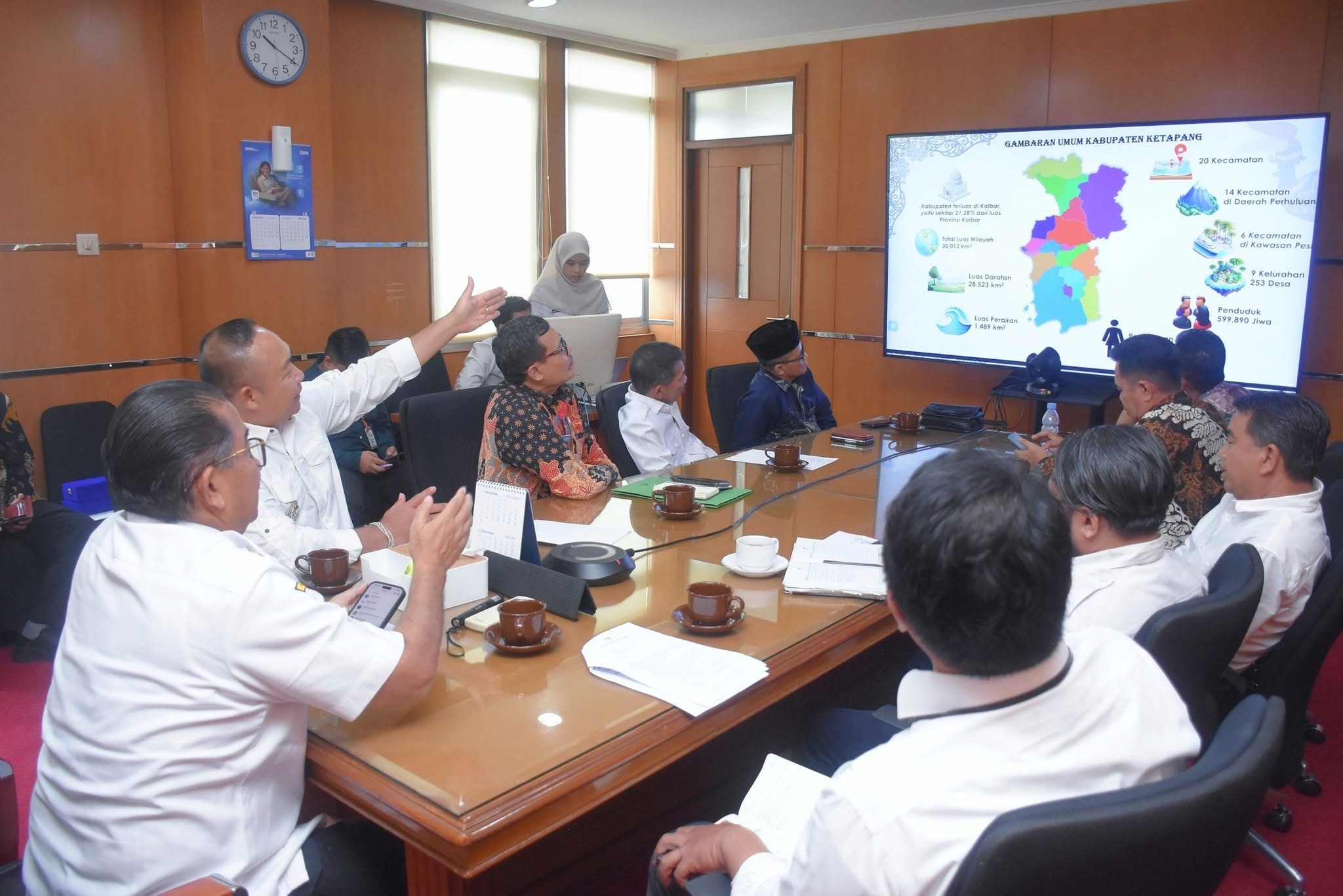 USULAN : Bupati Ketapang, Alexander Wilyo, menunjukkan luas wilayah Ketapang saat pemaparan usulan DOB ke Kemendagri, Rabu (3/12).