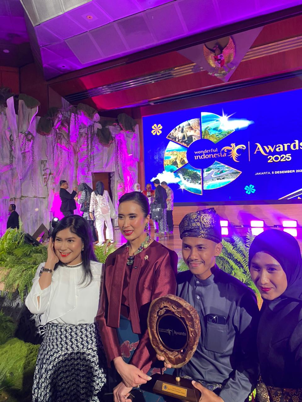 Rudi Hartono berfoto bersama Menteri Pariwisata RI, Widiyanti Putri Wardhana, usai menerima penghargaan Local Hero in Tourism Terbaik di Gedung Sapta Pesona, Jakarta, Jumat malam (5/12).