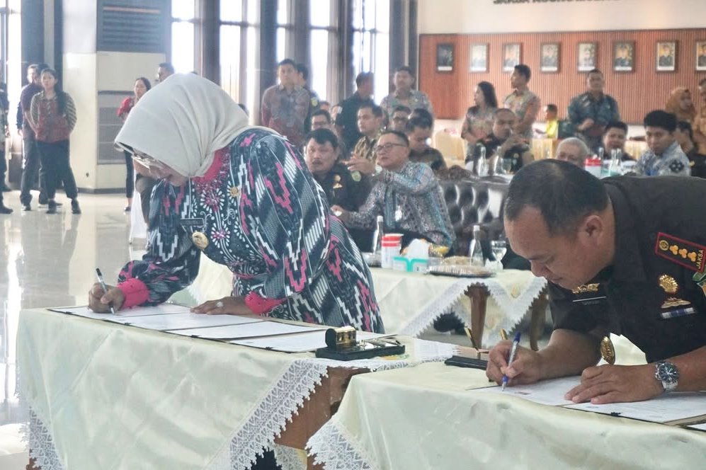 TANDATANGAN: Bupati Erlina menandatangani MoU dan PKS dengan Kejati Kalbar.