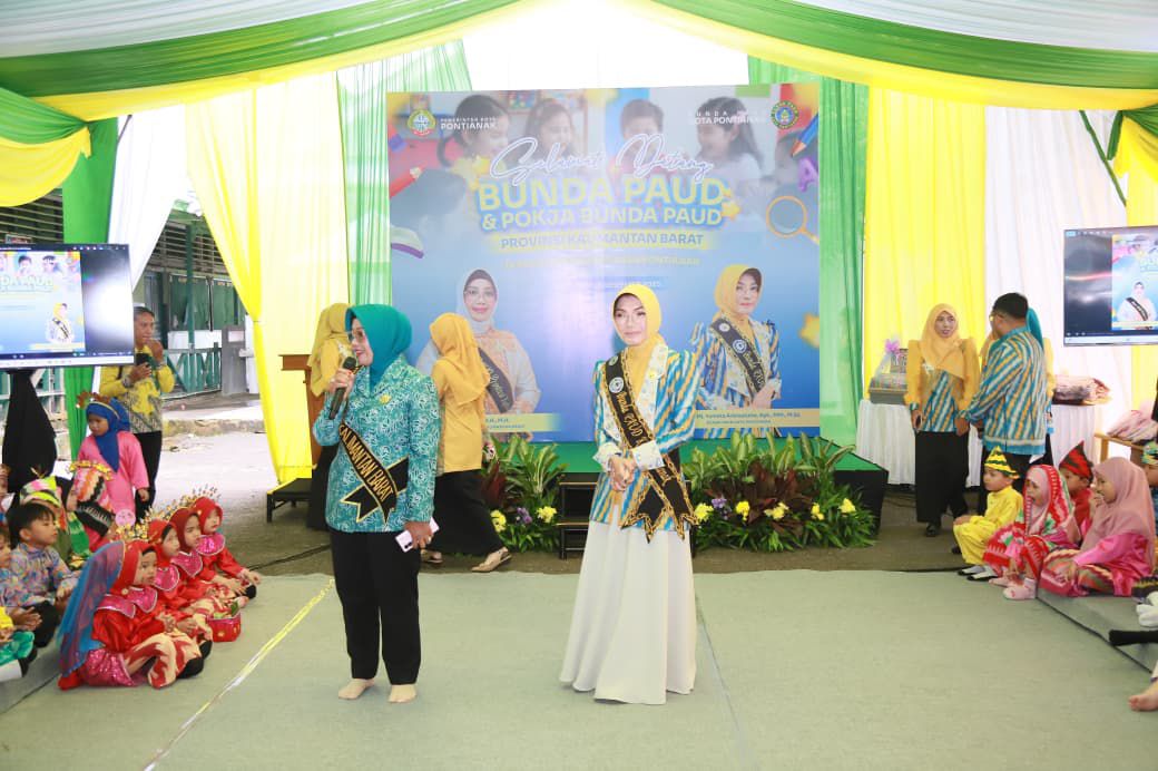 KUNJUNGAN: Erlina menyapa siswa SD Pertiwi saat kunjungan bersama jajaran pengurus Bunda PAUD Provinsi Kalbar.