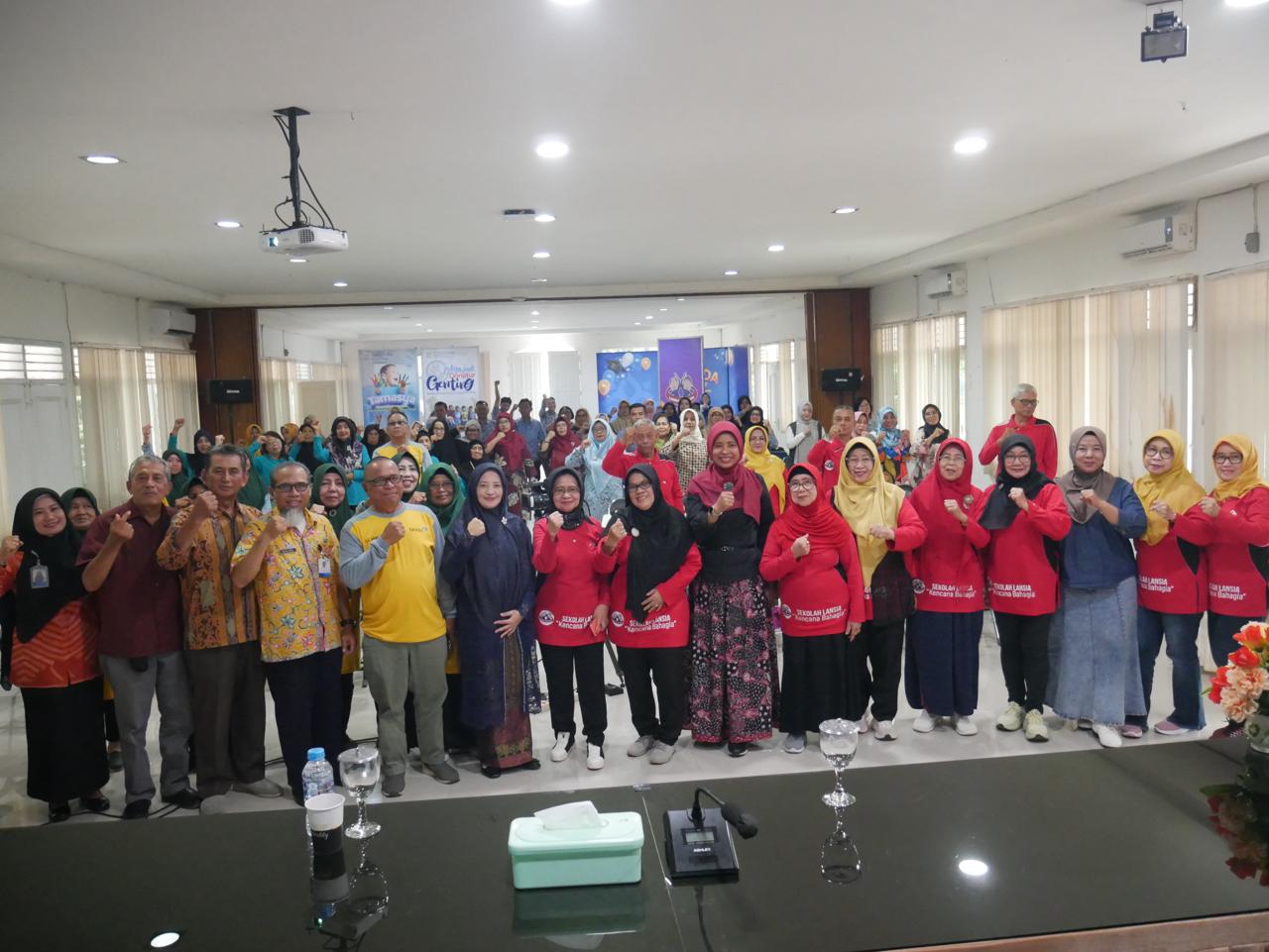 Foto bersama peserta Sekolah Lansia Kota Pontianak beserta Kader Kesehatan di Aula Kencana, Kantor Perwakilan BKKBN Kalimantan Barat.