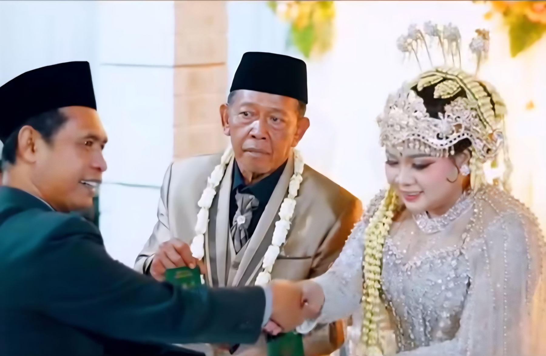 Pernikahan antara Tarman, 74, dengan Shela Arika, 24, di Pacitan viral di media sosial karena mahar cek senilai Rp 3 miliar.