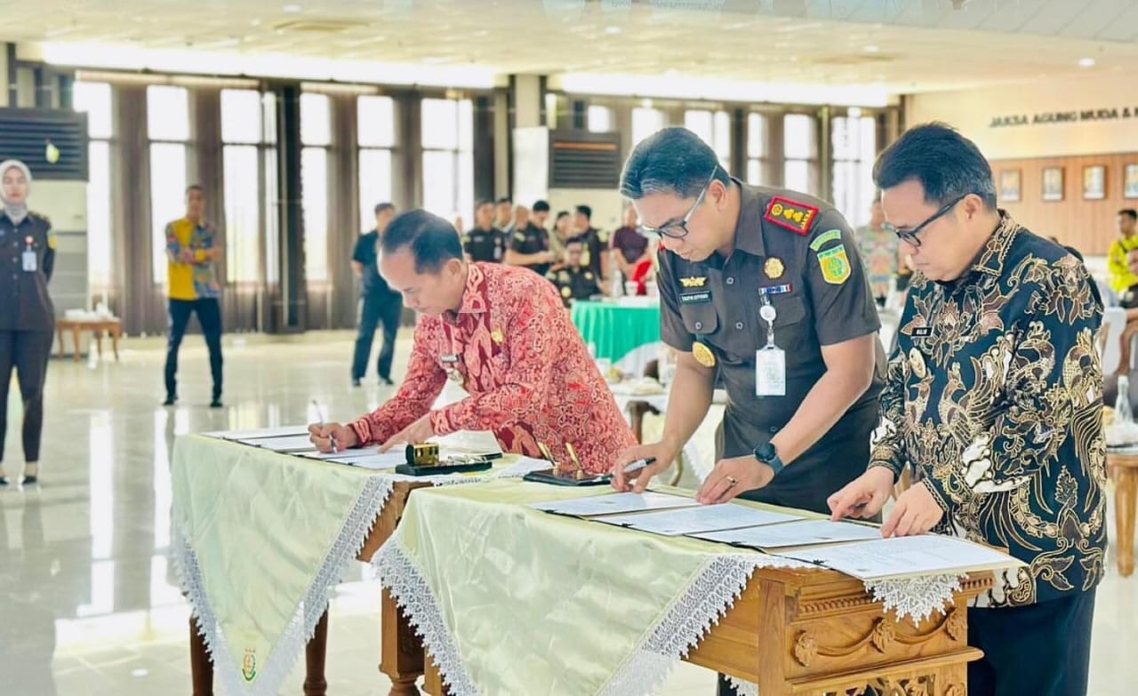 KERJA SAMA: Bupati Sintang, Gregorius Herkulanus Bala bersama Kejati Kalbar menandatangani MoU untuk memperkuat koordinasi penegakan hukum di daerah.