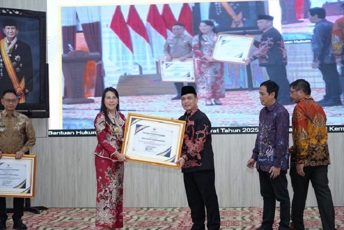 PENGHARGAAN: Wali Kota Singkawang, Tjhai Chui Mie, menerima penghargaan Kemenkumham dari Gubernur Kalbar Ria Norsan atas dukungan pembentukan Posbankum desa dan kelurahan.
