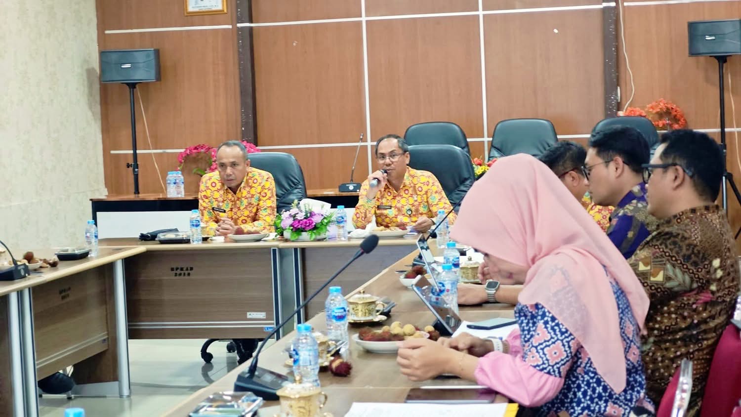 ARAHAN : Sekda Ketapang, Repalianto, menegaskan akan memberikan bantuan untuk korban banjir di Aceh dan Sumatera.