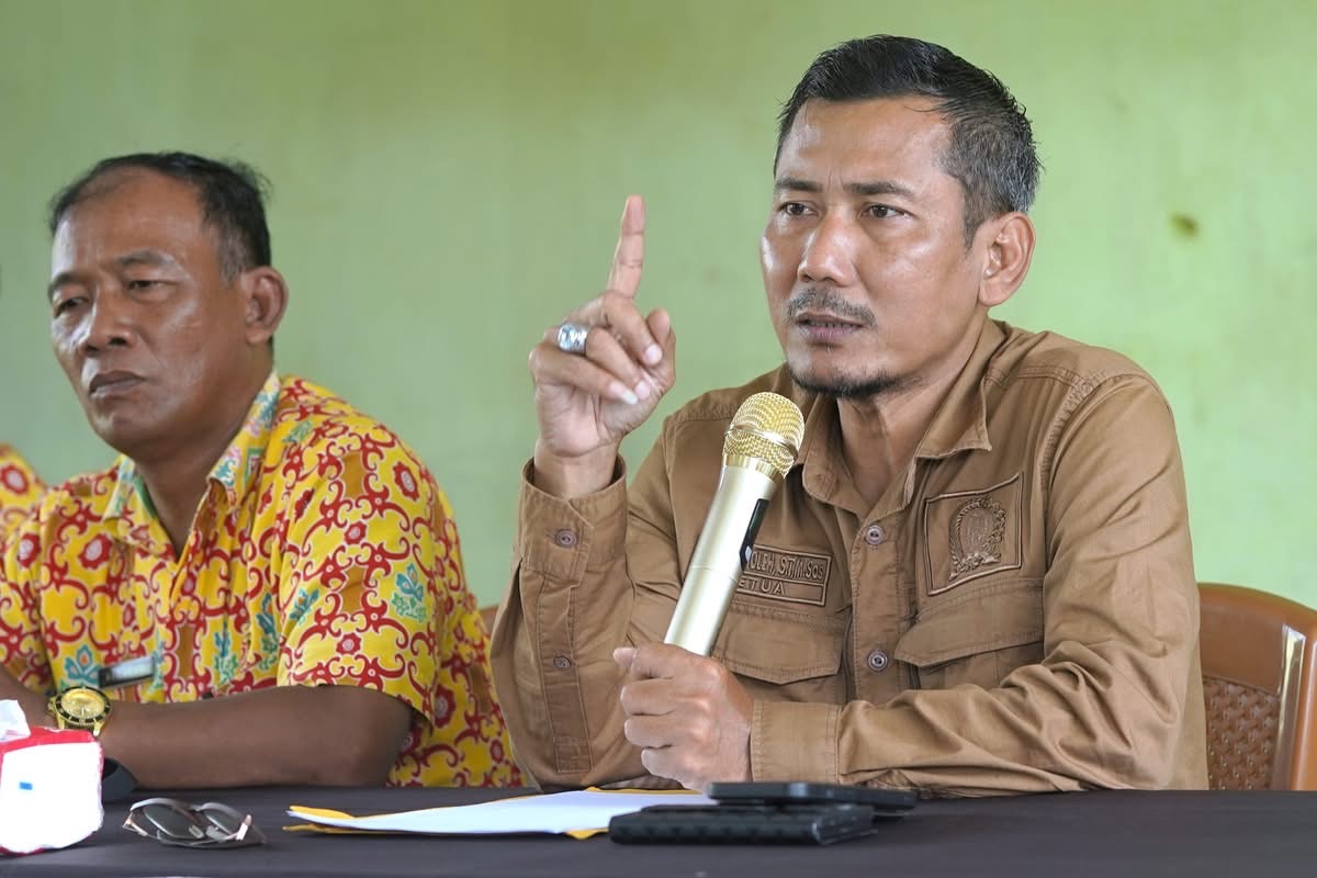 RESES : Ketua DPRD Ketapang, Achmad Sholeh, memberikan penjelasan terkait efesiensi anggaran saat melakukan reses di Kecamatan MHS, Kamis (4/12).