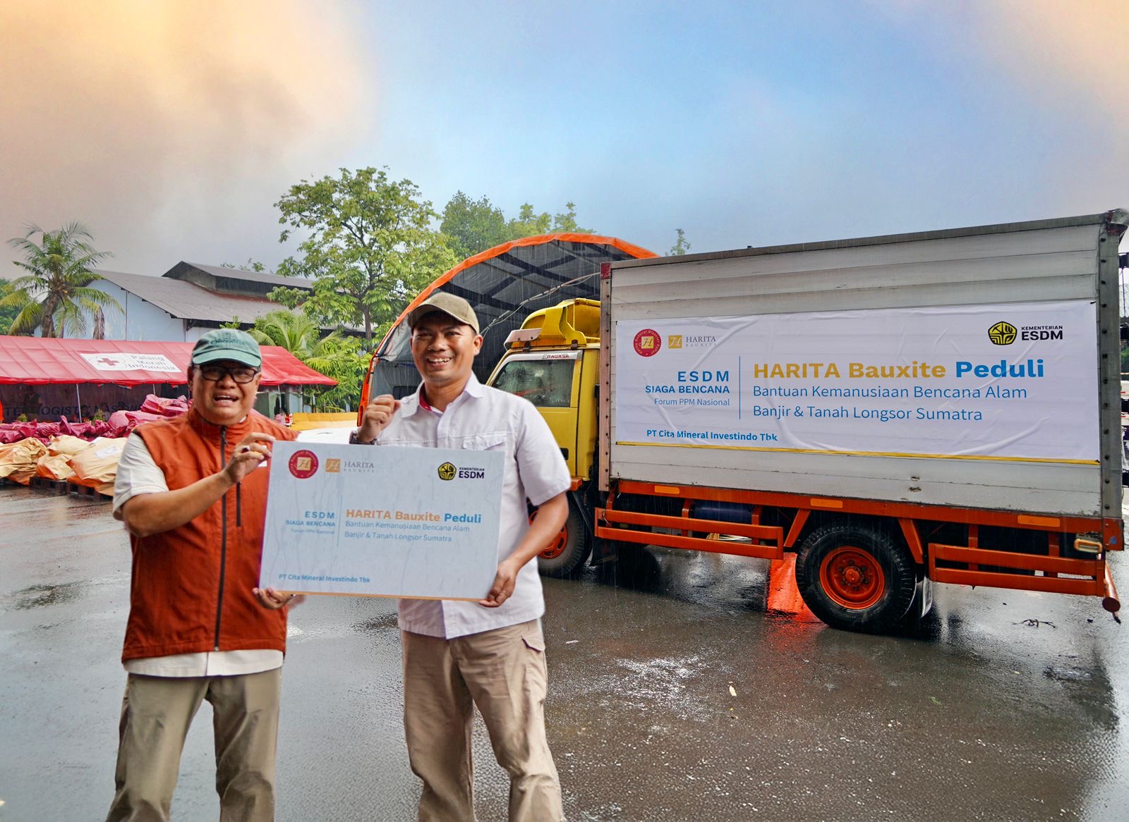 BANTUAN : Perwakilan PT. CMI menyerahkan bantuan ke Posko ESDM Siaga Bencana di Bandara Halim Perdana Kusuma, Jakarta, Kamis (4/12).