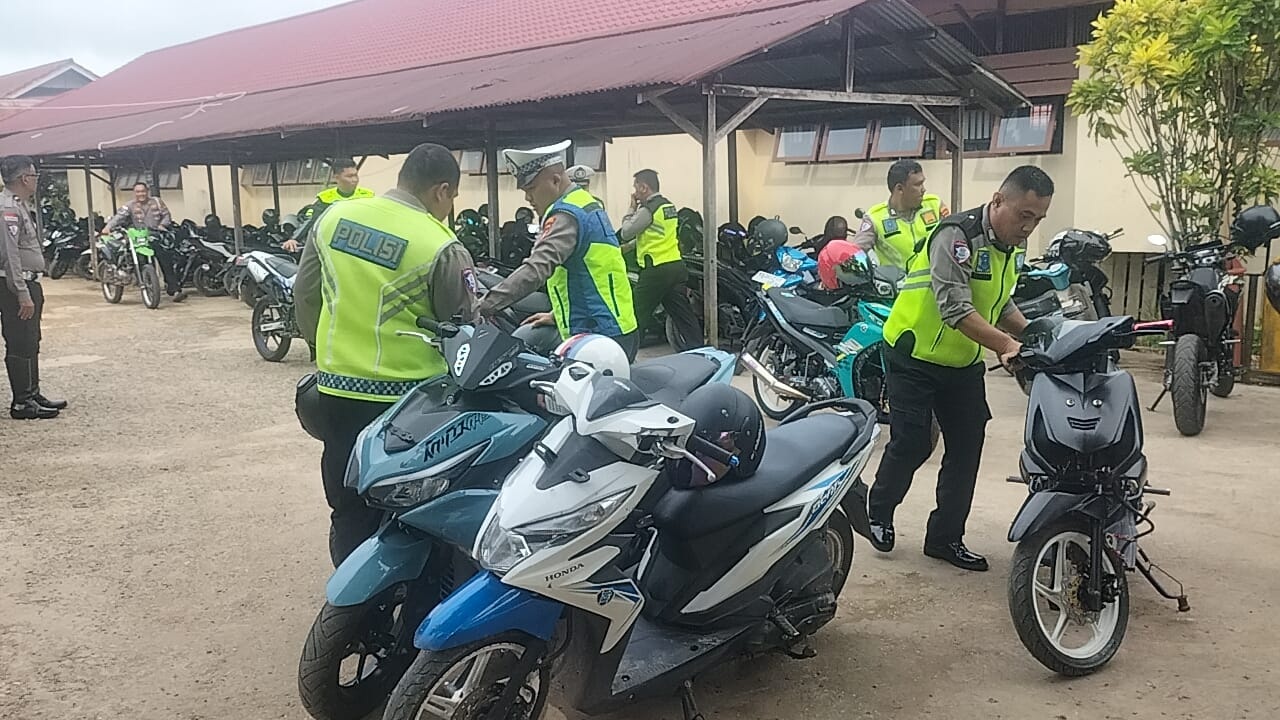 Anggota Satlantas Polres Kapuas Hulu saat mengamankan kendaraan bermotor milik pelajar di Kapuas Hulu yang menggunakan knalpot brong.