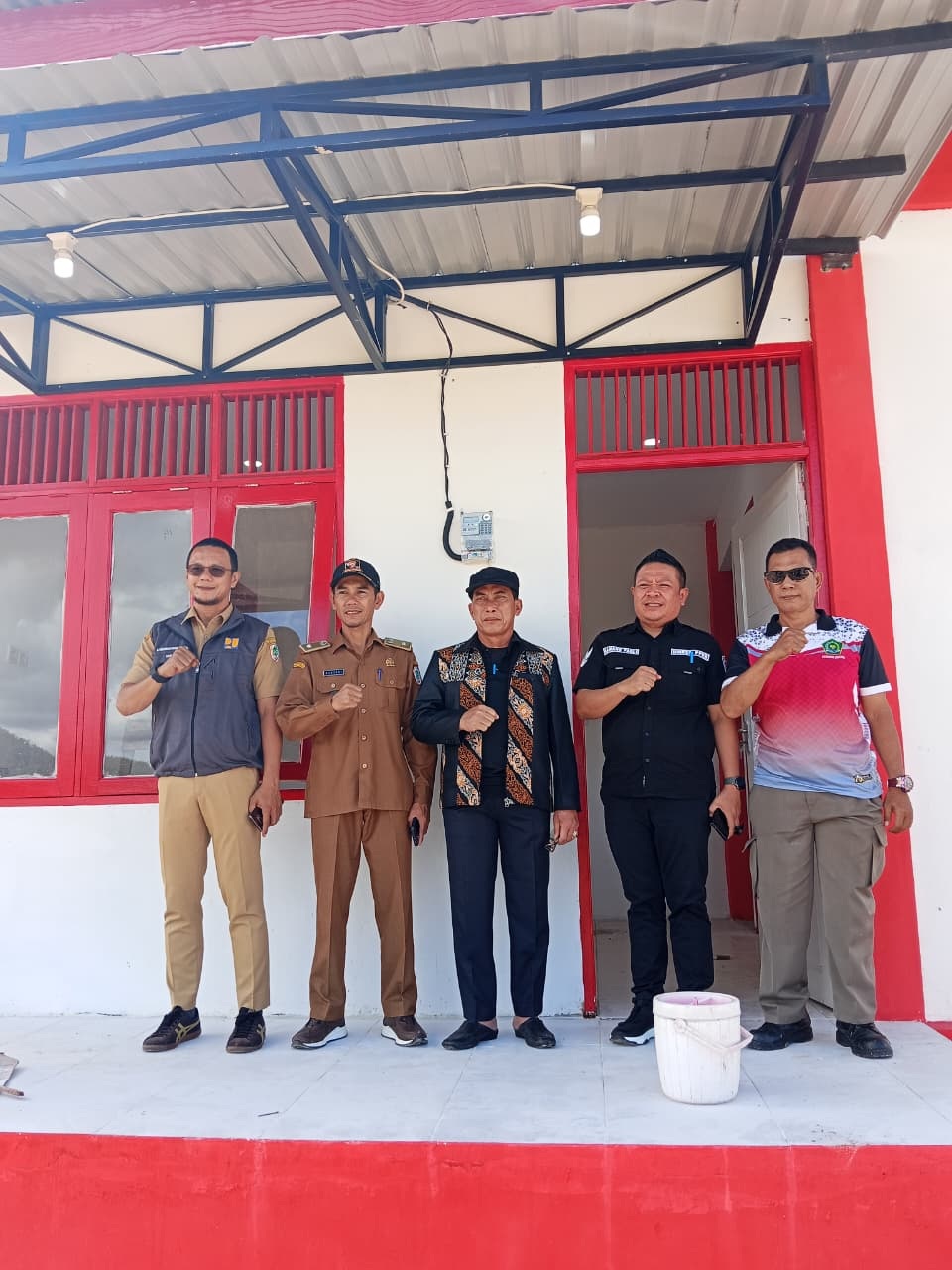 Wabup Kapuas Hulu, Sukardi saat meninjau pembangunan Pustu di Desa Sebindang Kecamatan Badau.