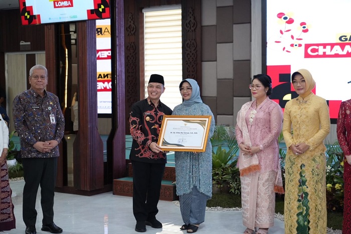 HARI IBU: Gubernur Kalimantan Barat, Ria Norsan saat Peringatan Hari Ibu ke-97 Tahun 2025 yang digelar secara khidmat di Aula Garuda Kantor Gubernur Kalbar, Kamis (4/12).