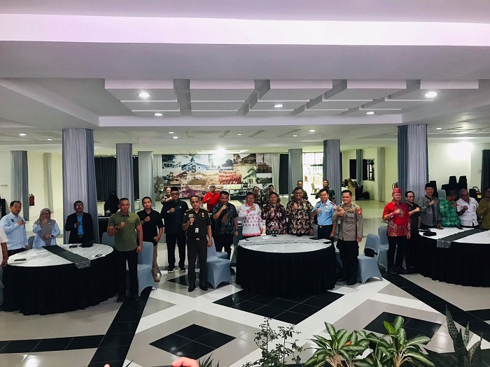 DIABADIKAN: Foto bersama Focus Group Discussion (FGD) bersama unsur Forkopimda, tokoh adat, tokoh agama, organisasi masyarakat, dan perwakilan komunitas terkait konflik sosial, di Singkawang, Kalbar,