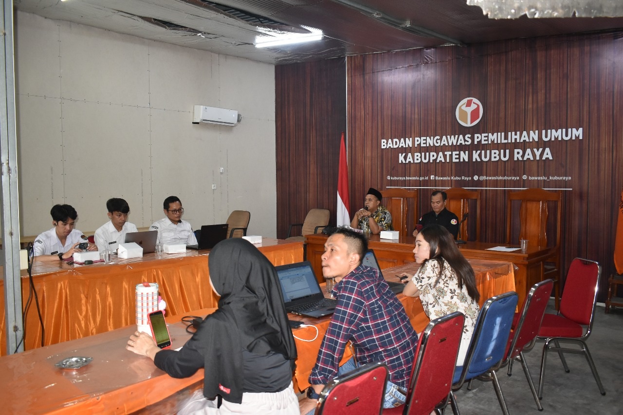 BERKOORIDINASI: Bawaslu dan KPU Kubu Raya berkoordinasi memperkuat akurasi data pemilih jelang Pleno PDPB Triwulan IV.