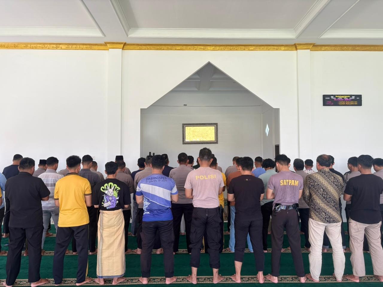 SALAT GAIB: Jemaah Masjid Baitul Mukmin Polres Kubu Raya menggelar salat gaib mendoakan korban bencana besar di Sumatera.