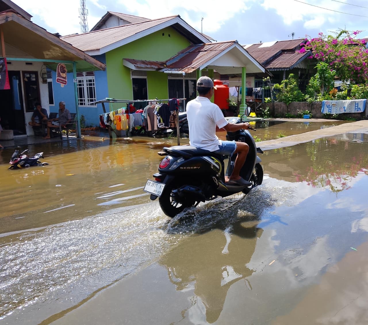 BANJIR: Warga saat melintasi kawasan banjir di Pontianak Barat, Sabtu (6/12).