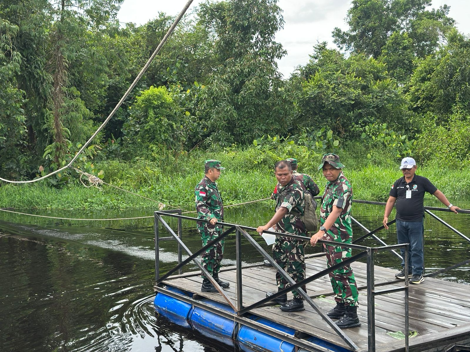 TINJAU: Dandim Mempawah meninjau lokasi pembangunan jembatan baru di Segedong.