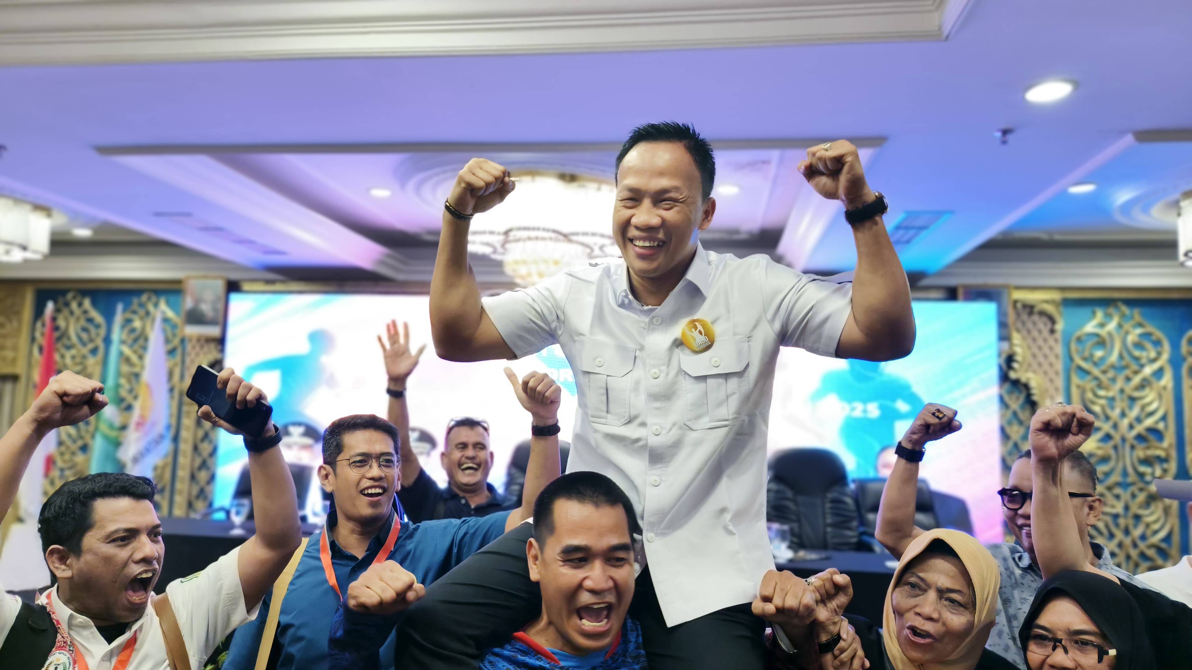 Ekspresi kemenangan Daud Cino Yordan setelah meraih suara terbanyak dalam Musorprov XIV KONI Kalbar.