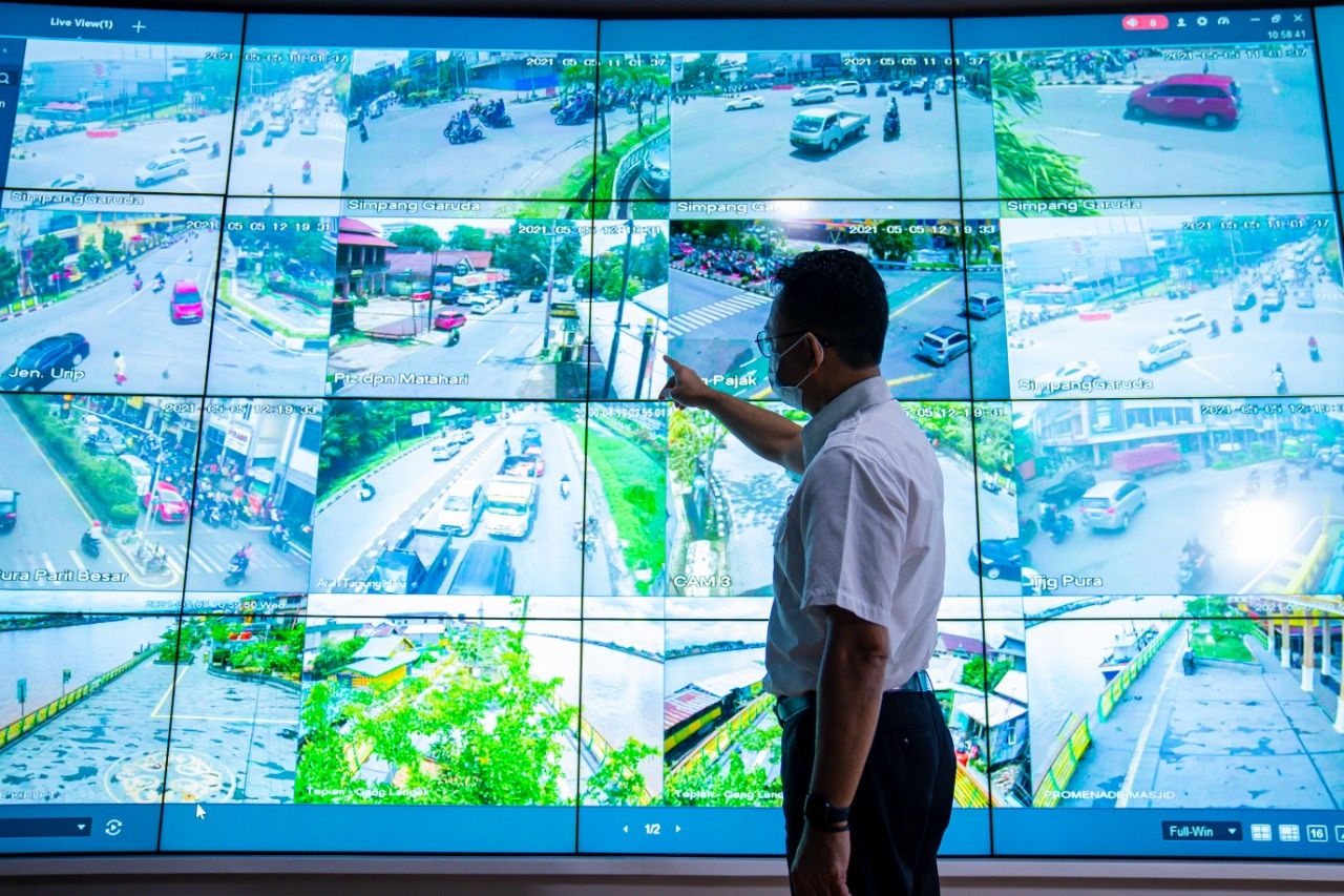 Wali Kota Pontianak Edi Kamtono memantau kondisi lalu lintas melalui CCTV di layar raksasa Ruang Pontive Center, Kantor Wali Kota Pontianak. Saat ini ada 20an titik CCTV yang tersebar di Pontianak.