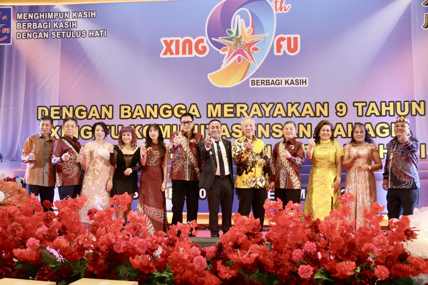 Wakil Gubernur Kalbar Krisantus Kurniawan berfoto bersama keluarga besar Xing Fu Komunitas Insan Bahagia pada perayaan HUT ke-9 di Qubu Resort, Kubu Raya.