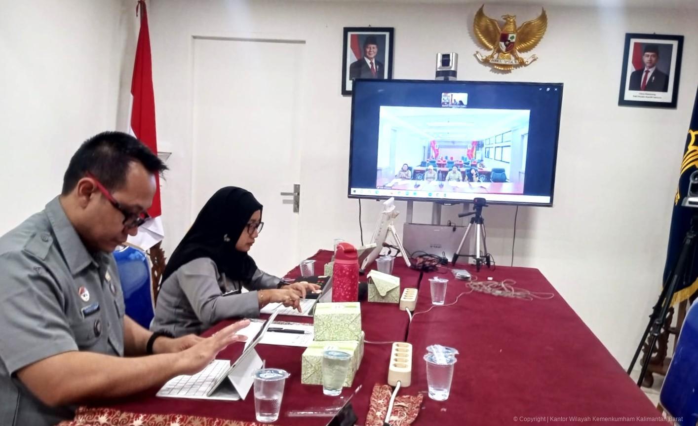 Rapat pengharmonisasian Raperbup Retribusi Produksi Daerah Kabupaten Sekadau melalui virtual meeting di Kanwil Kemenkum Kalbar.