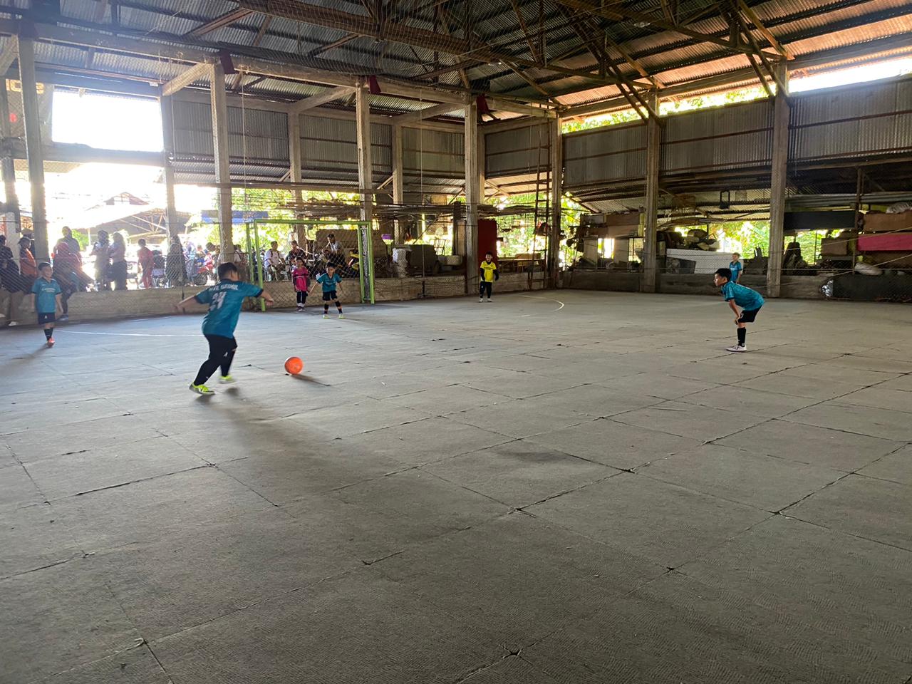 Anak-anak sedang berkompetisi dalam turnamen futsal yang diselenggarakan oleh Bimbel Kinestetik untuk pembinaan atlet usia dini.