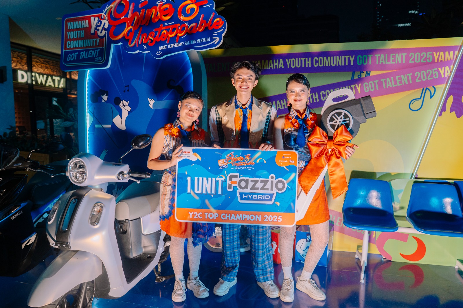 Para pemenang Yamaha Youth Community Got Talent 2025 merayakan kemenangan mereka dengan hadiah utama sepeda motor Yamaha Fazzio Hybrid, menutup ajang bakat yang penuh semangat dan kreativitas.