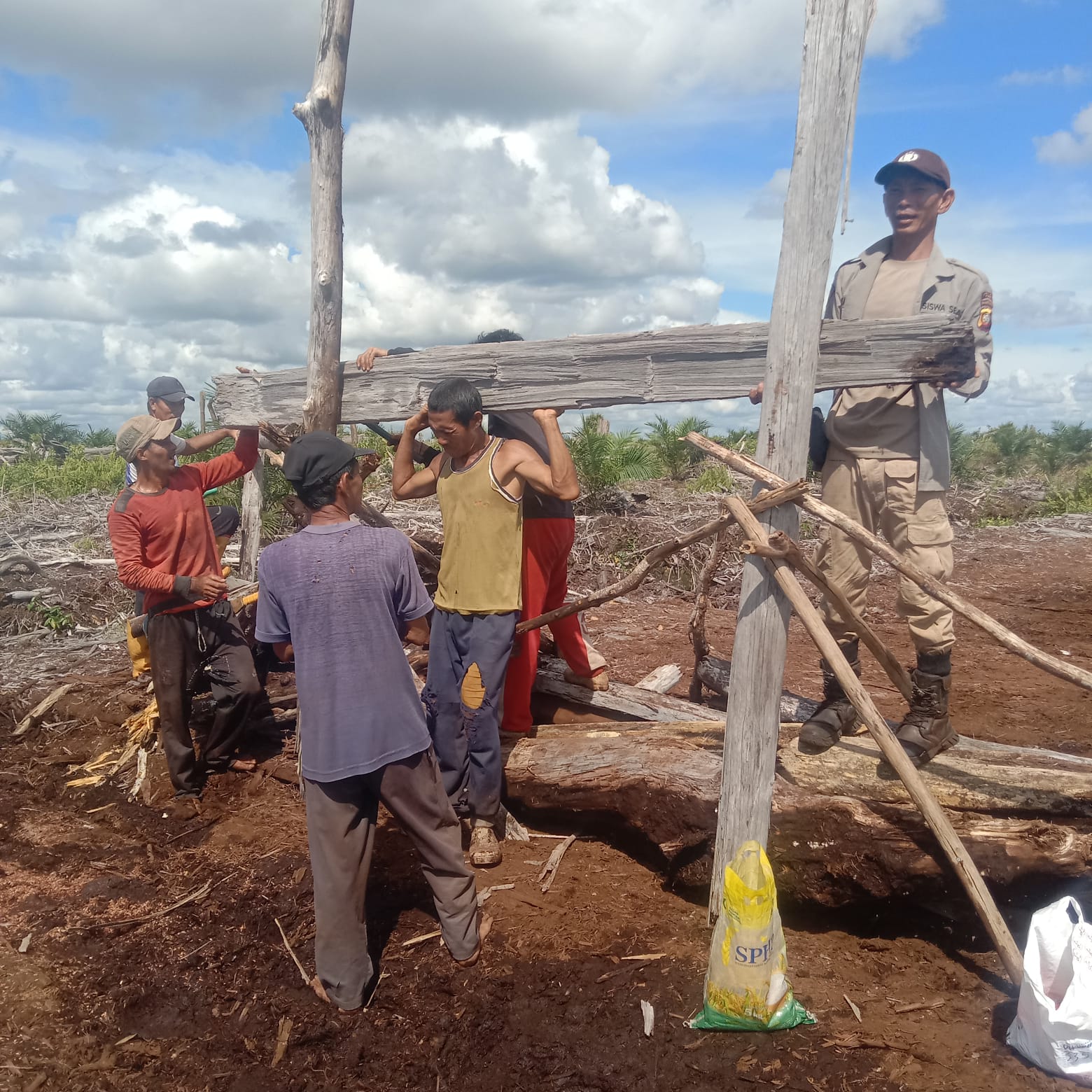 Masyarakat Desa Bika Kecamatan Bika saat melakukan pemblokiran terhadap akses masuk PT BIA.