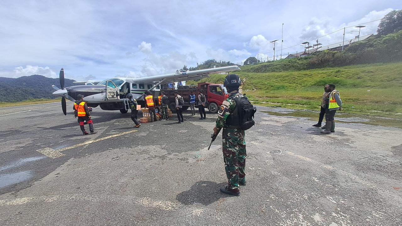 Personel Satgas Korpasgat menjaga keamanan dan kelancaran operasional Bandara Bilorai Sugapa saat distribusi logistik menjelang Natal.